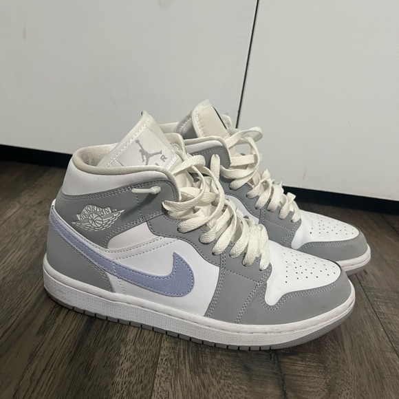 Jordan Shoes - Women’s air jordan 1s Mid, Wolf Grey aluminum